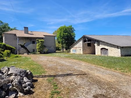 ancien hameau familial en pierre à rénover avec granges