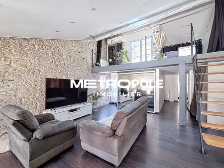 appartement rénové d'environ 86 m2 avec pierres apparentes