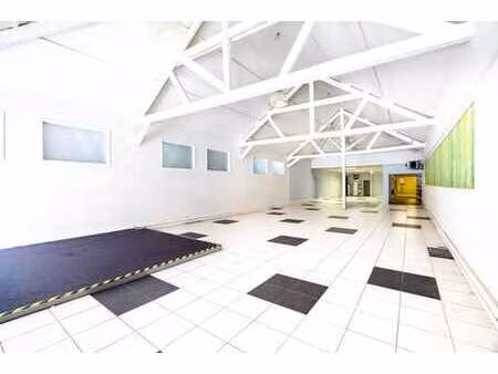 rez-de-chaussée commercial idéalement situé – fort potentiel