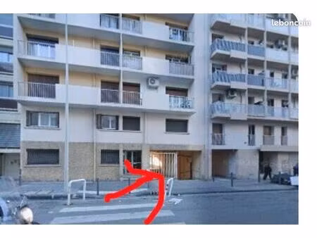 place de parking sécurisée