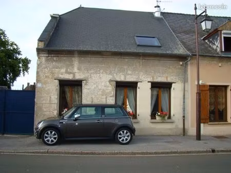 loue maison rénovée très agréable de 100m2 avec cour fermée et grange