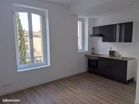 f2 meublé refait à neuf — 3e étage  lumineux  ascenseur