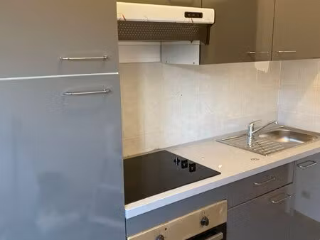 grand studio avec terrasse  parking et piscine