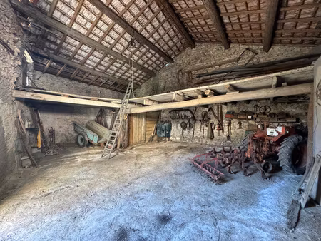 la calmette grange à rénover de 105m2 avec 6 mètres de haute