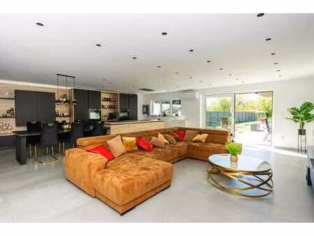 maison 3 façades avec piscine