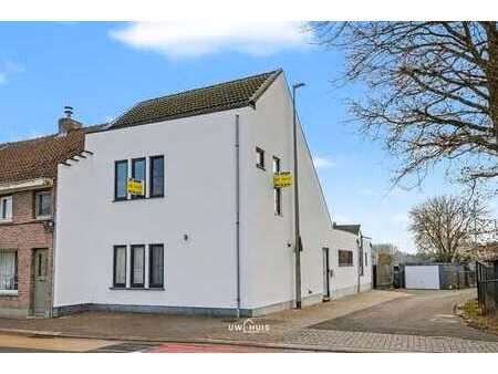 spacieuse maison rénovée en 2004 au centre de stekene avec 4