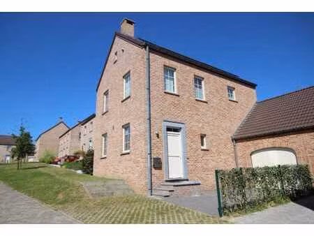 spacieuse et lumineuse villa avec jardin arboré et garage