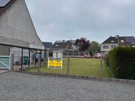 terrain à bâtir pour construction semi-ouverte