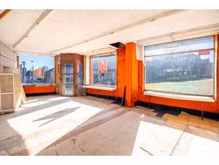 rez commercial sur une chaussée fréquentée