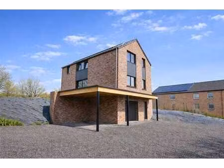 jolie maison neuve! belles finitions!