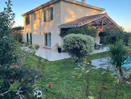 maison t6 de 177 m2 avec piscine sur une parcelle de 1020m²