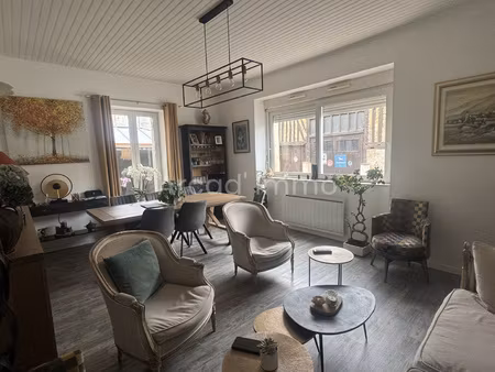 maison de village avec cour  2 chambres et un bureau.