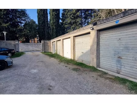 location stationnement  15 m² t- à salon-de-provence  120 €