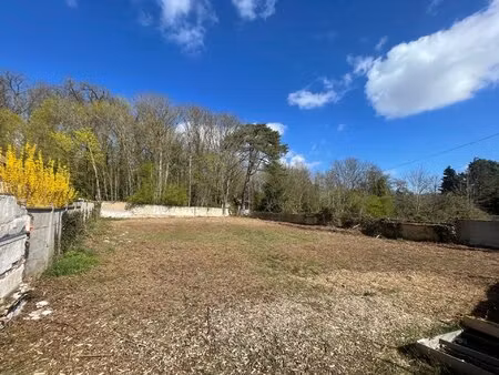 terrain constructible de 692m2 à luisant