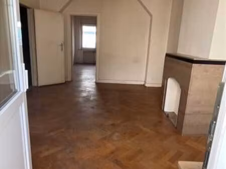 quartier université. rez-de-chaussée + cour + atelier