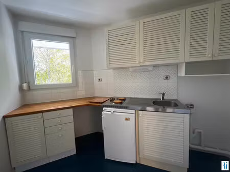 f2 lumineux avec terrasse et parking en résidence senior à mont-saint-aignan