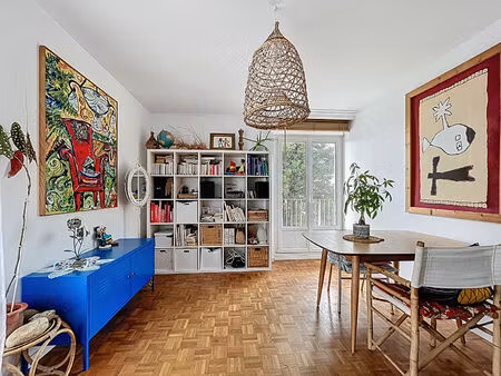 bel appartement 3 pièces avec terrasse  parking et garage. au coeur de la butte sainte-ann