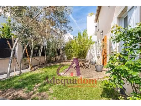 maison familiale avec jardin et stationnement