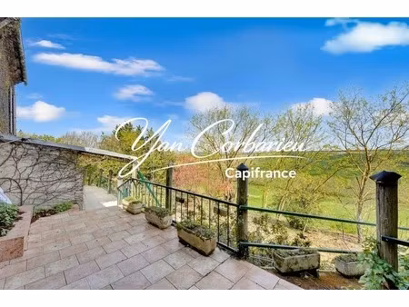 corps de ferme de 145 m² avec plus de 350 m² de dépendances en pierre à valoriser sur terr