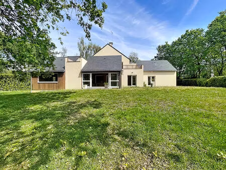 grande maison familiale située dans un cadre verdoyant