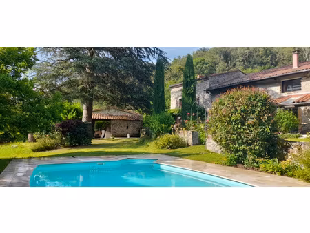 issoire 12min  propriété 270m2 hab. sur terrain 3000m2.