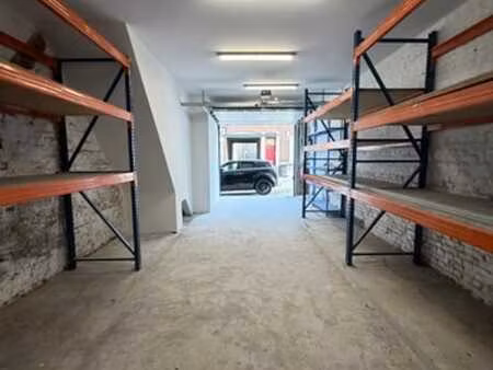 entrepôt 60 m² avec rayonnages et alarme
