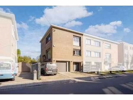 belle maison avec garage et jardin