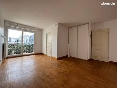 studio 1 pièce 32 m²