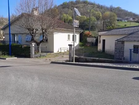 maison de village avec jardin  dépandances et un puits