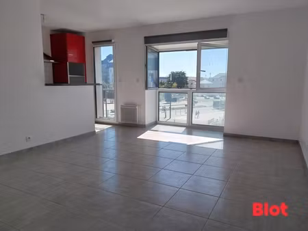 a vendre en exclusivité chez blot le sillon  bel appartement t3 récent avec ascenseur et g