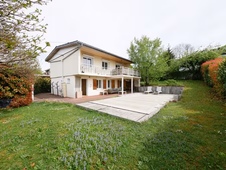 belle maison de ville dans un quartier résidentiel calme