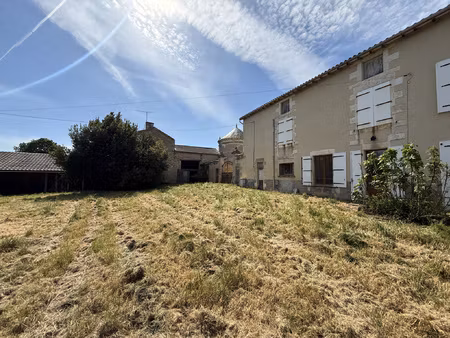 ancienne ferme à rénover avec dépendances et pigeonnier