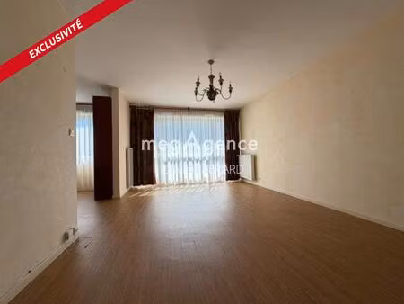 grand t4 de 80 m2 lumineux avec cave et parking prive