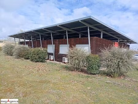 ensemble immobilier commercial 375 m² sur 9633 m² de parcelle.