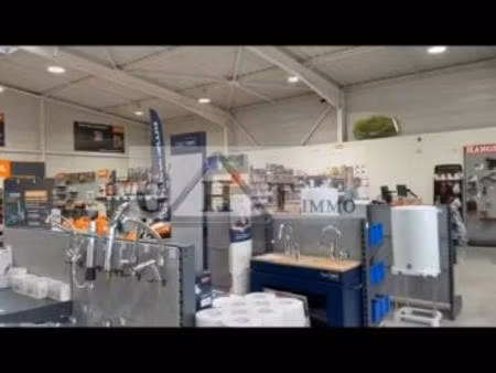 1000 m² entrepot bureaux en zone commerciale