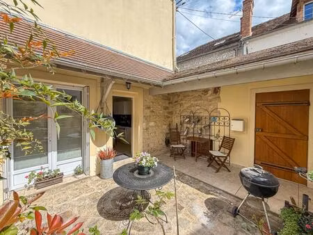 au cœur des remparts de moret-sur-loing  logement de 105 m2 avec cours privative