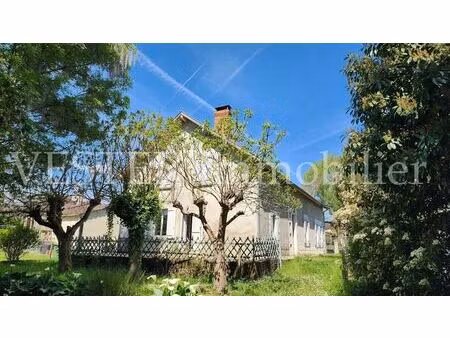 maison ancienne rénovée  dans un écrin de verdure