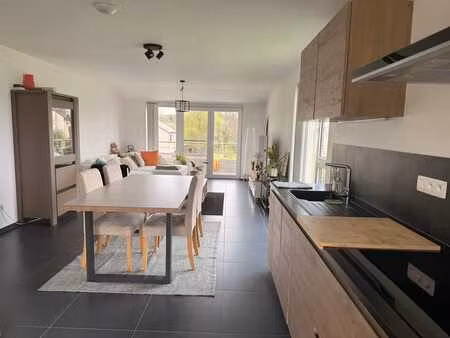 très bel appartement deux chambres avec terrasse et garage