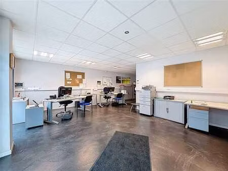 idéalement situé  belle emplacement à usage de bureaux