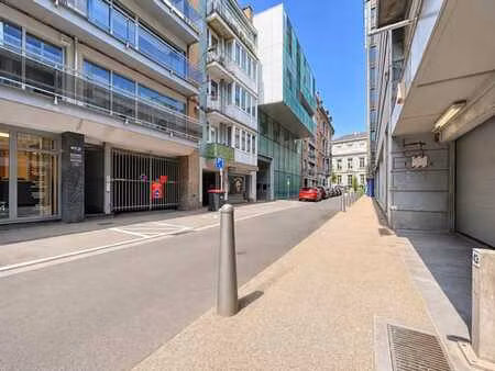 rez-de-chaussée commercial avec une visibilité imprenable à