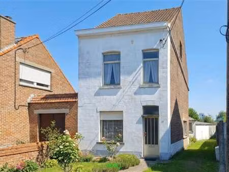 maison semi-mitoyenne à rénover avec garage et jardin