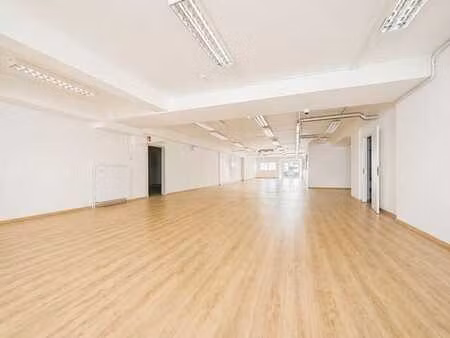 rez-de-chaussée commercial avec une visibilité imprenable à