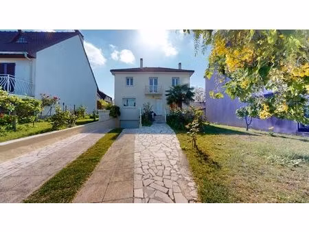 charmante maison traversante et jardin paysagé