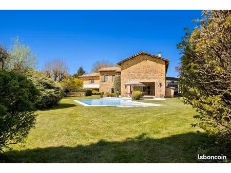 propriété 9 pièces 260 m²