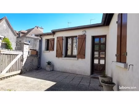 écouché centre-ville  maison de plain pied avec cour