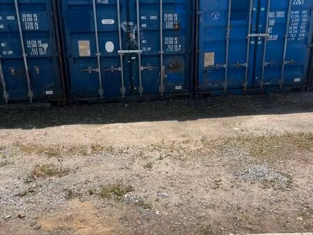 garage/ container/ dépôt