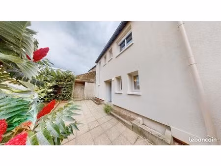 maison f4 avec garage et petit extérieur en plein bourg avec commerces et écoles