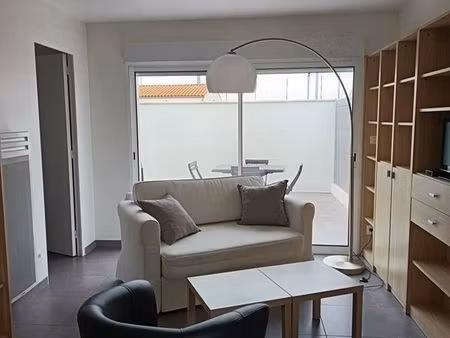 t2 meublé en très bon état  grande terrasse  place parking et local à vélos