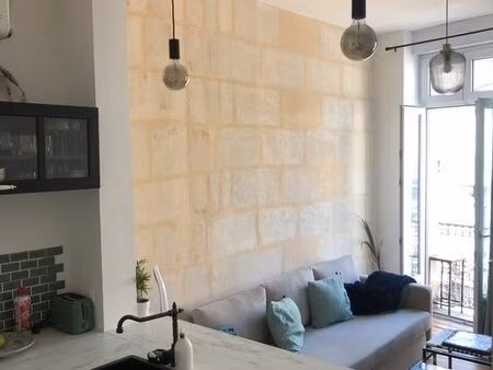 t2 meublé avec charme – pierre apparente + 2 balcons – dispo 10 mai – saint-seurin / fonda