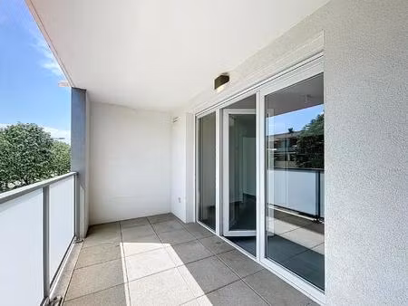 t2 avec terrasse et parking